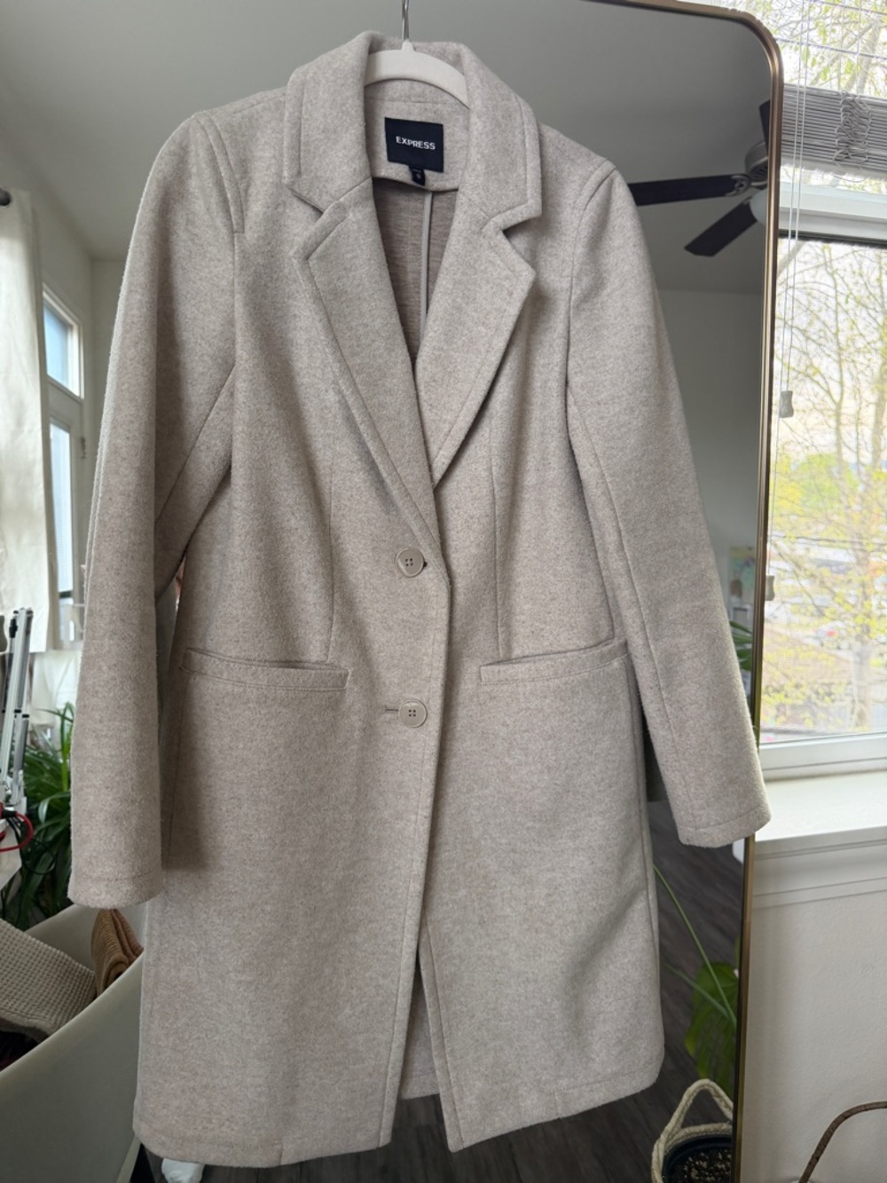 Express Light Taupe Single-Breasted Coat
Women’s XS